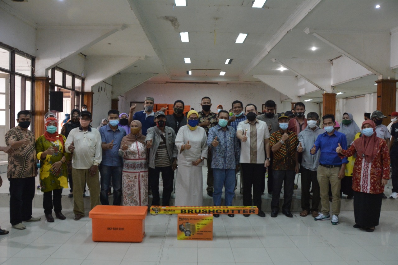 Pedagang ikan dan kelompok tani menerima bantuan dari Pemprov Sumbar dan Pokir anggota DPRD Sumbar
